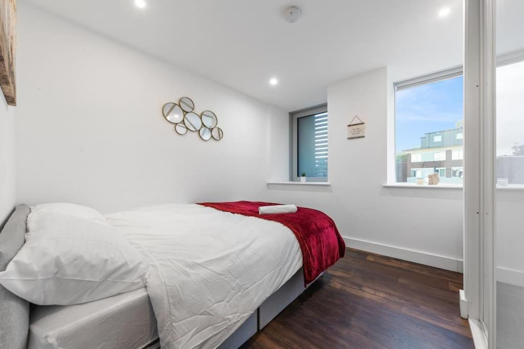 Апартаменты Sleep 7 20 Mins From London Waterloo Bp8 Экстерьер фото