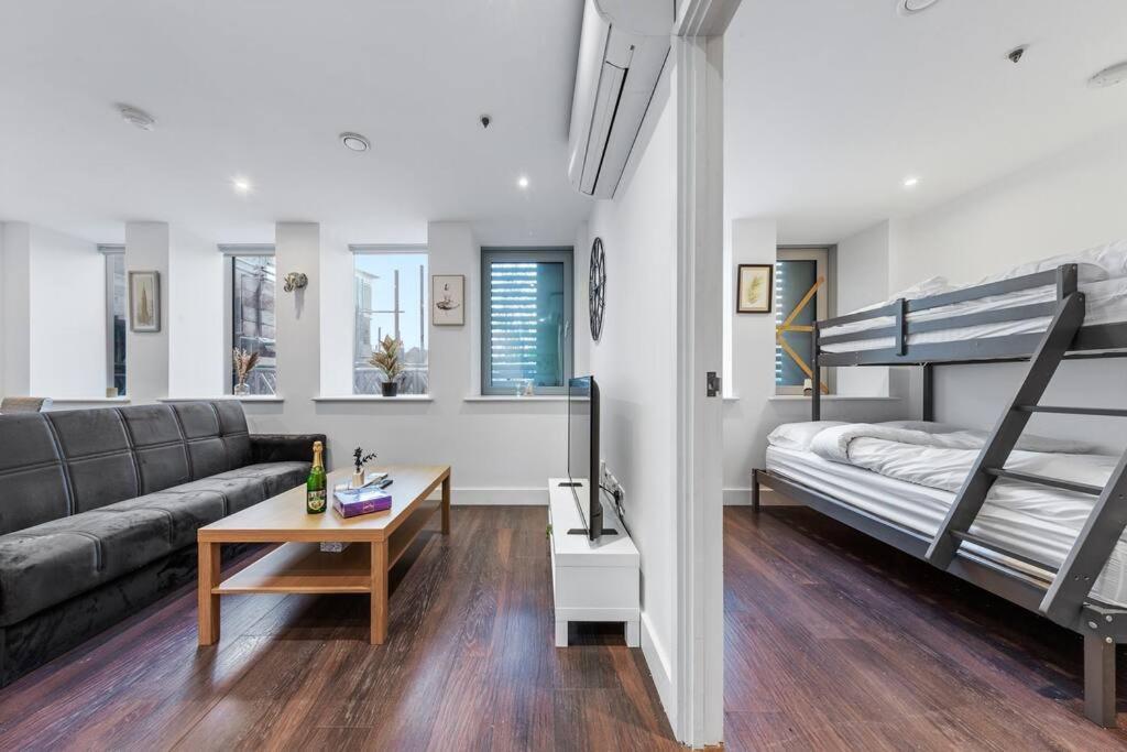 Апартаменты Sleep 7 20 Mins From London Waterloo Bp8 Экстерьер фото
