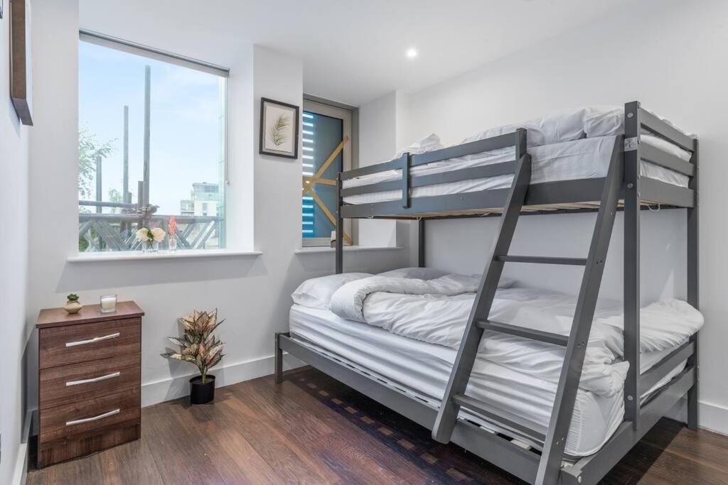 Апартаменты Sleep 7 20 Mins From London Waterloo Bp8 Экстерьер фото